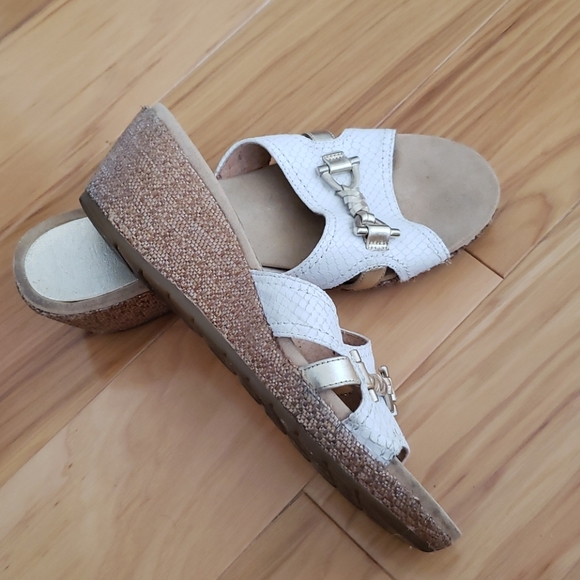 JOAN & DAVID CIRCA WHITE GOLD WEDGE SANDALS - Picture 5 of 5